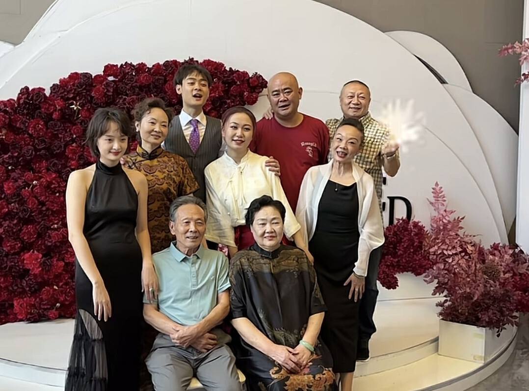 孙铱弟弟结婚,新娘穿黑色婚纱,家人穿黑色礼服引热议