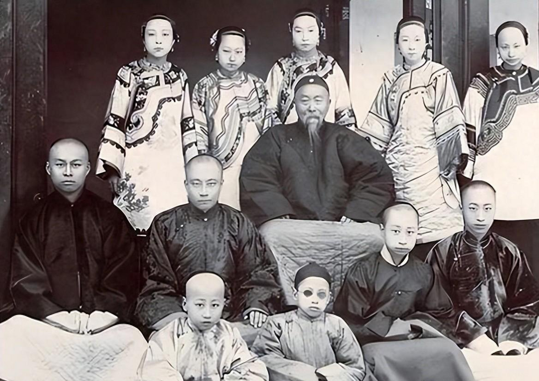 李国秦,李鸿章的家族后人,出身富贵.