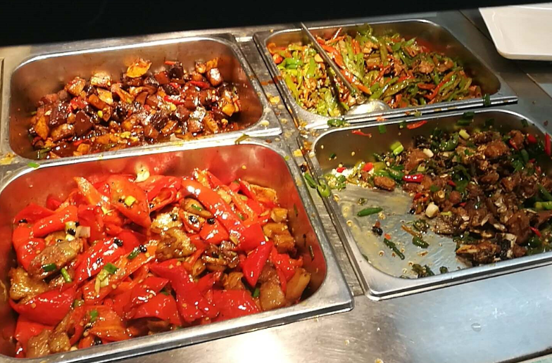 茅台食堂的员工餐走红网络,网友热议:为何看不见有人喝茅台呢?