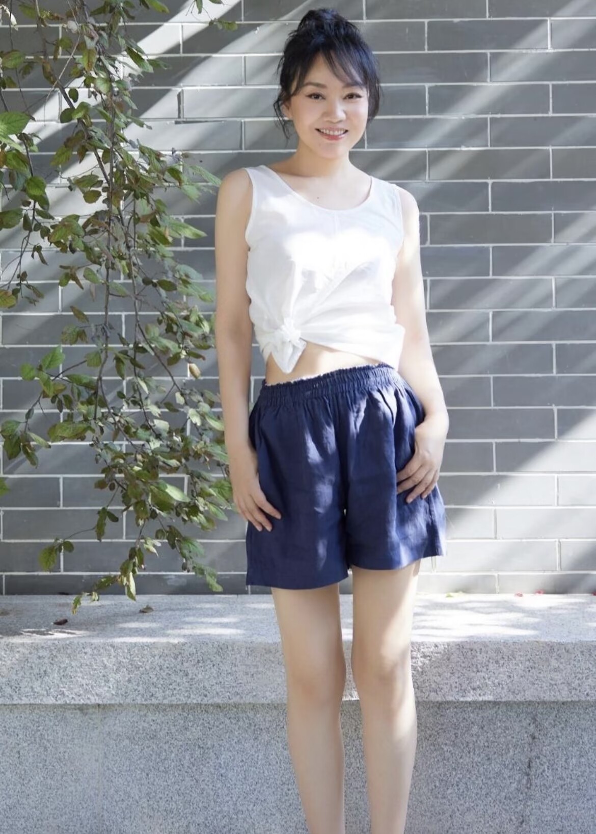 闫妮太"抗老"了,背心配短裤好洋气,让人猜不出真实年纪