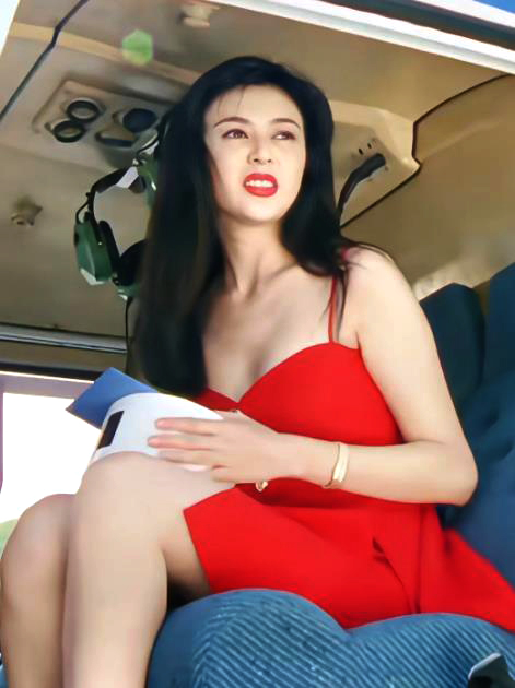 关之琳巅峰期魅力有多大?看完她的泳装剧照,终于明白啥叫女人味