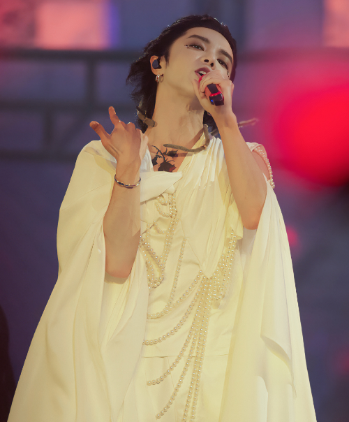 华晨宇演唱会翻车,11人中暑晕倒,他却为"法师"称号洋洋得意