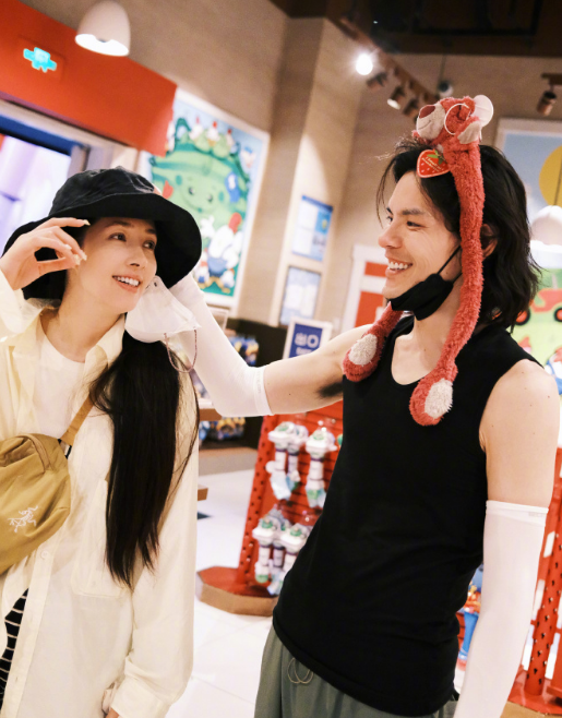 向佐一家杭州游,腹肌惹眼,郭碧婷身材发福,泳池不摘口罩