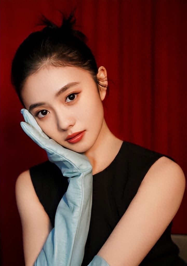 刘浩存黑色挂脖长裙 高雅香甜