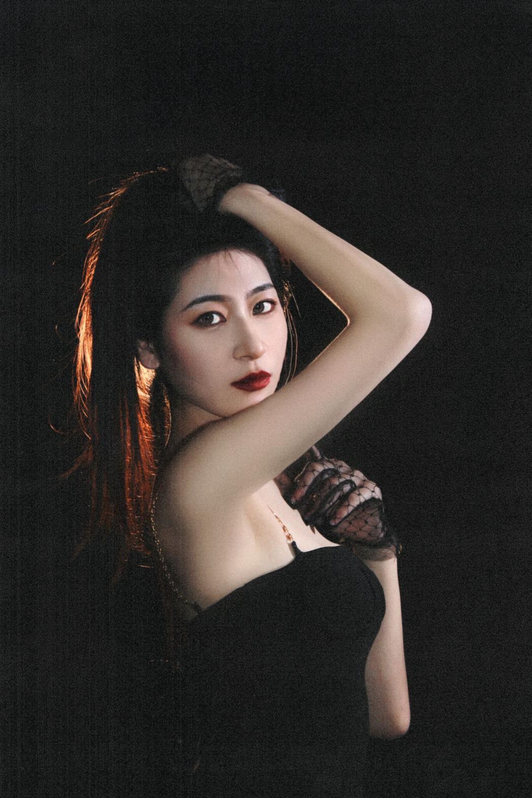 彭文琪一袭黑衣太惊艳,网友:快把衣服拉起来