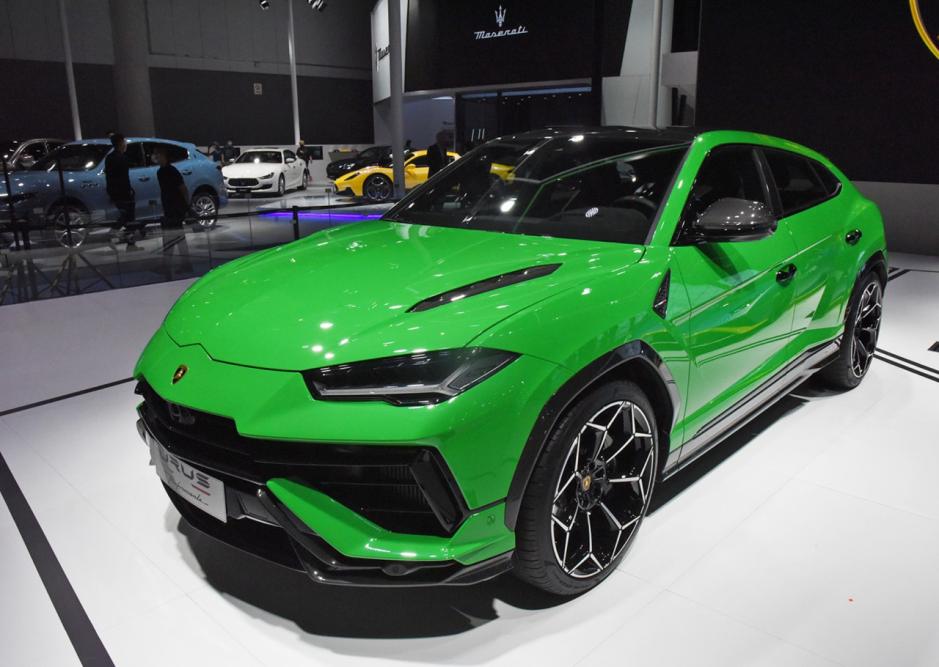 绿色的兰博基尼见得多了,但绿色的兰博基尼suv可是头一次