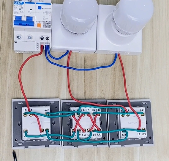 二灯三控开关接线图图片