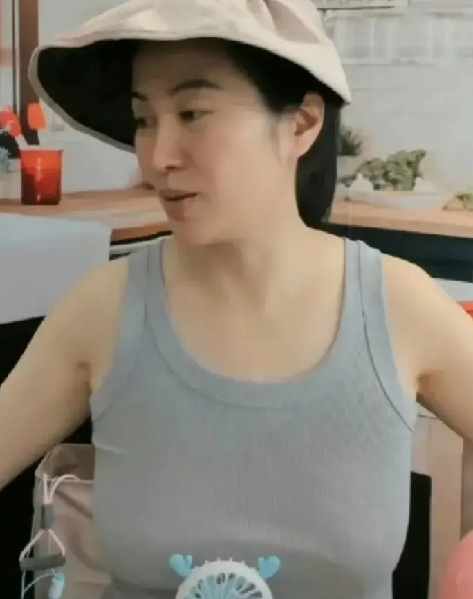 叶璇近况惹争议!膀大腰粗满脸褶,不穿内衣直播,被批擦边无底线