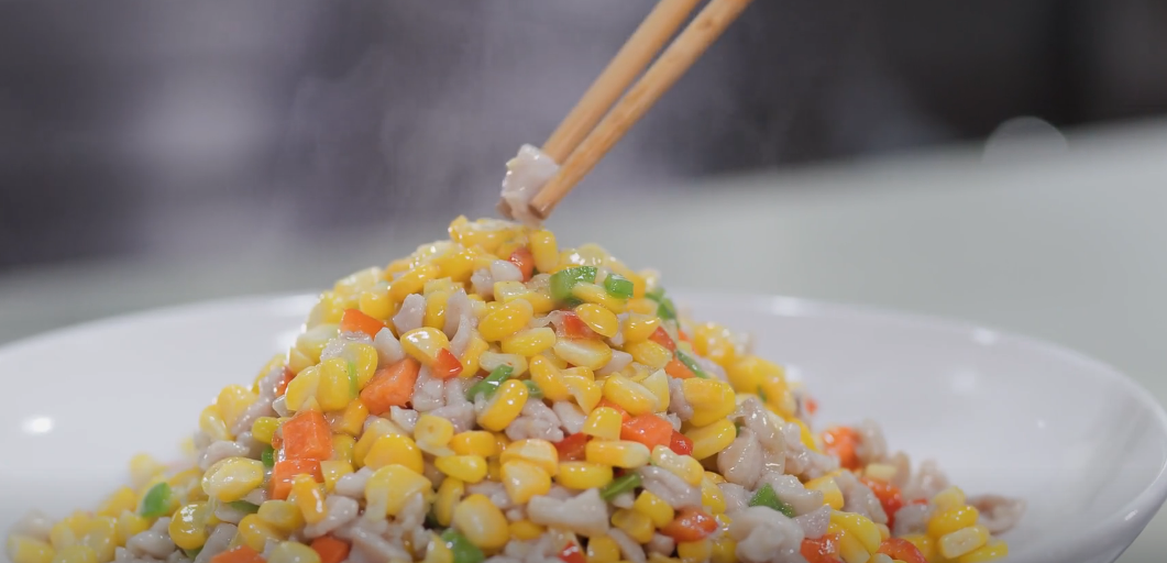 今天我跟大家分享一道家常菜玉米嫩兔