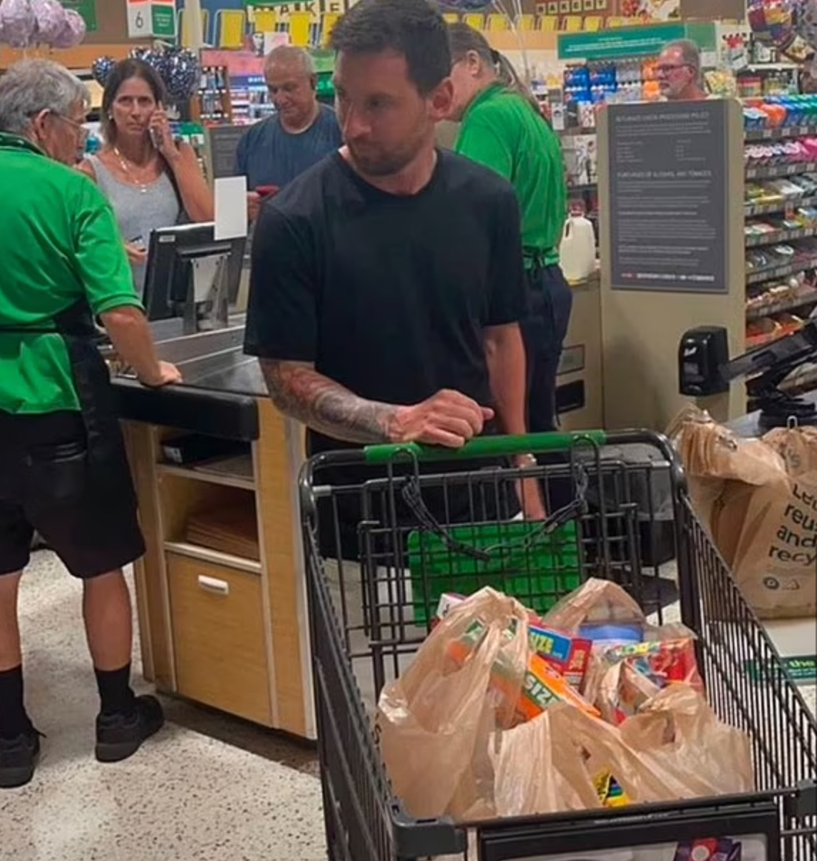 梅西在南佛罗里达州的第二天就在美国连锁超市 publix 购物