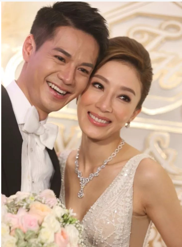 杨怡罗仲谦和儿女穿亲子装游玩,一对子女手牵手走路很幸福