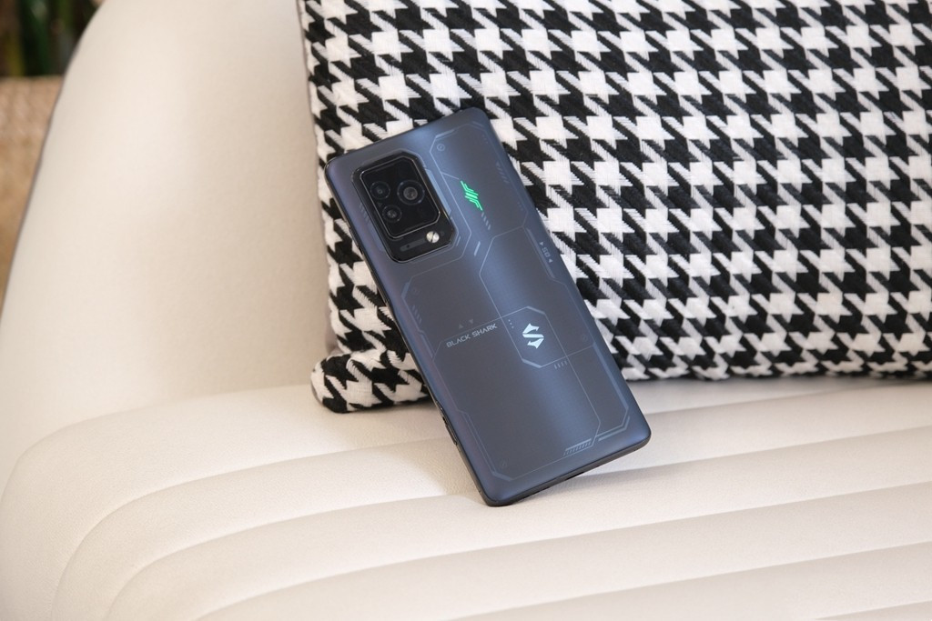 黑鲨6火力全开,165w快充 5250mah电池