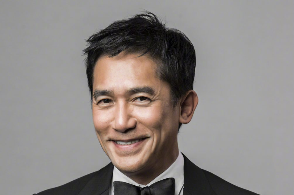 40岁梁朝伟回国聚会,穿花衬衣两鬓发白,弃妻揽富婆合影心情好