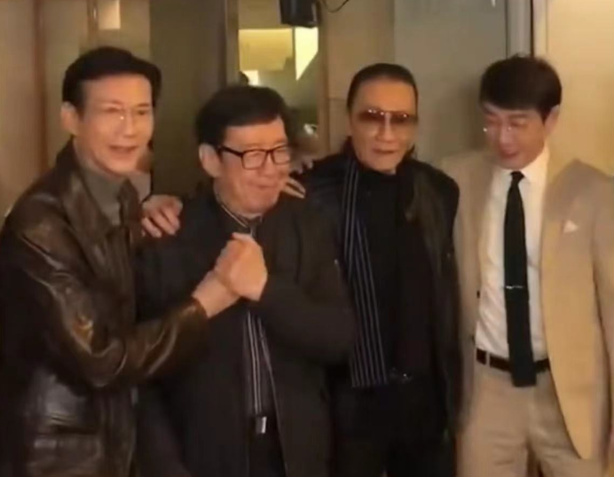 86岁谢贤与郑少秋同框,皮衣紧身裤显精神,后者76岁老态尽显