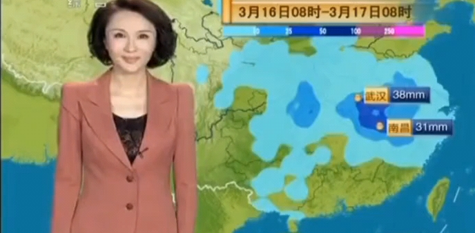 央视天气预报主持人——裴新华的家族背景让人连生羡慕