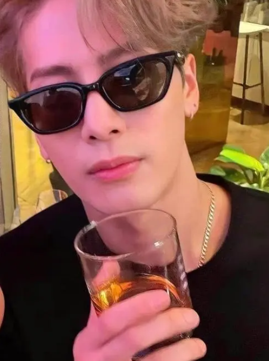 王嘉尔牵手风波再次升级!粉丝花1.5万只为合影,本人生图引争议