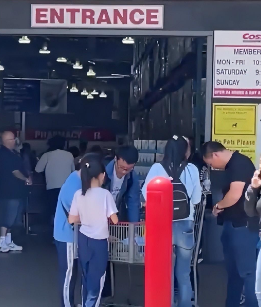 网红天哥借7万"润"到美国,夸赞热狗一块五,如今却捡垃圾维生