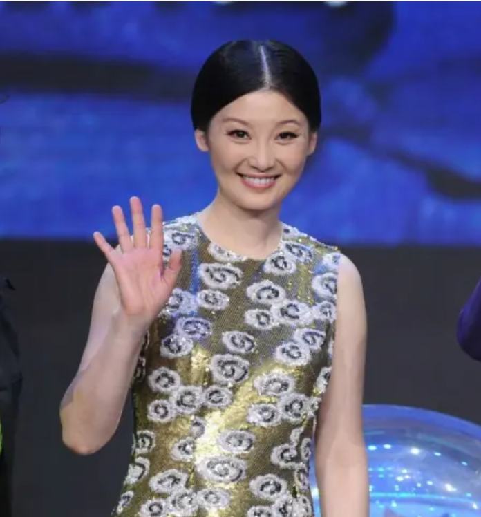 冯小刚的妻子徐帆黑白碎花长裙皱纹更加明显,让人感觉她老态尽显