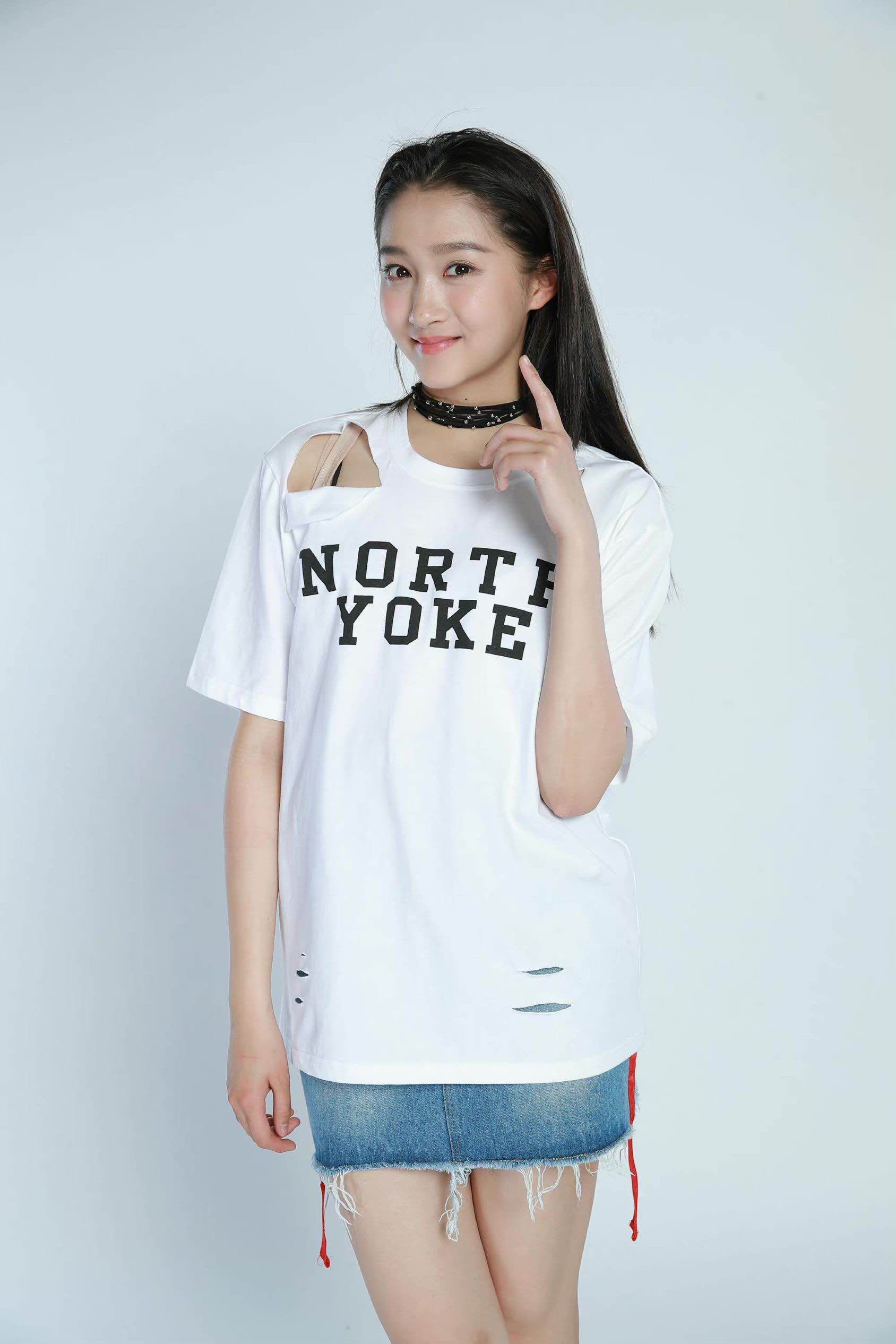 关晓彤厉害了,简简单单的牛仔裙,她穿上就很显高贵