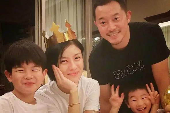 48岁胡可与沙溢拍大片,维护老公依然很帅,否定怀三胎追生女儿