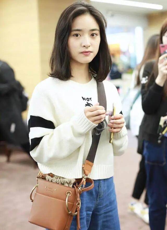 别酸了!路人镜头下的沈月,照样拥有让人"自卑"的美貌!