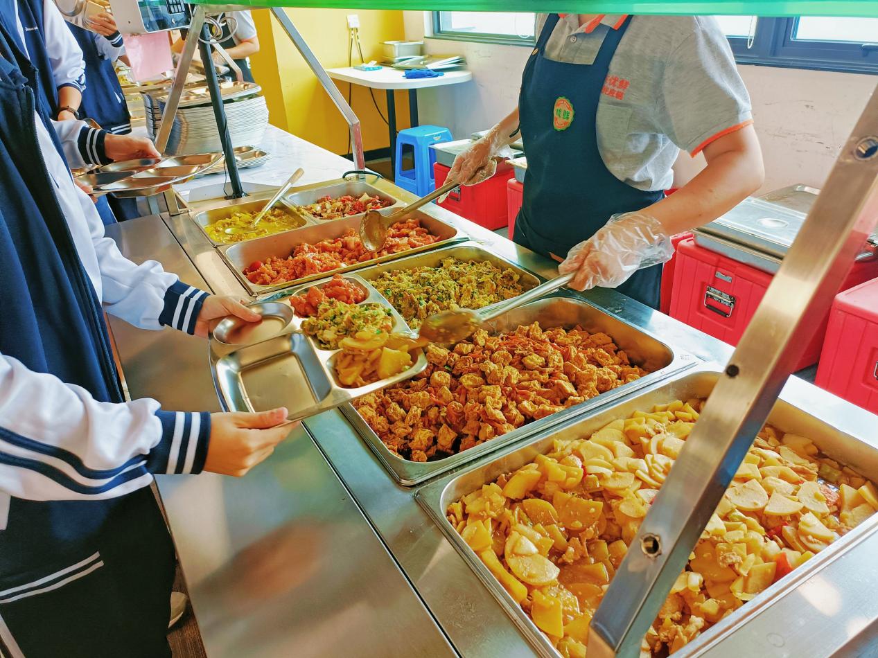 最近这段时间,学生饭堂成为公众关注的焦点,先是有高校食堂饭菜吃出"