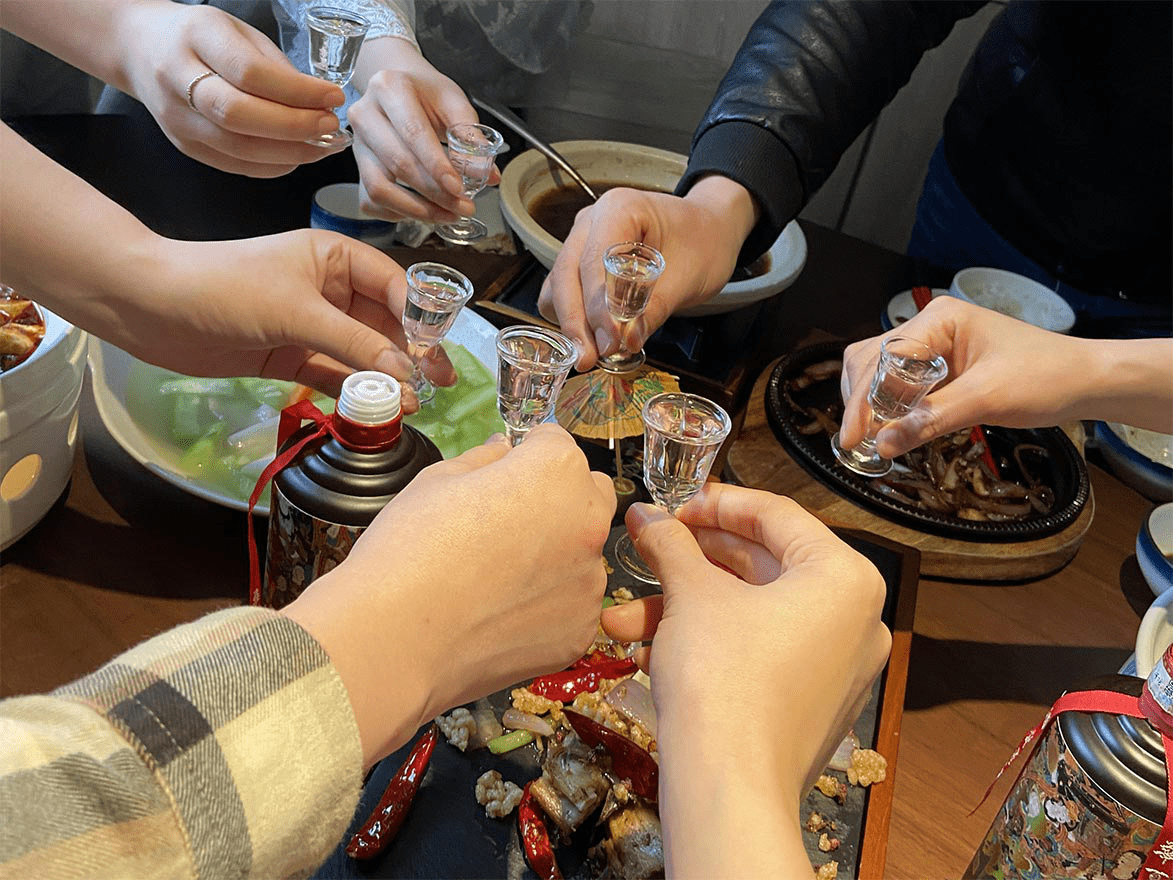 别信"白酒两斤半啤酒随便灌",牢记3个技巧,轻松拿捏对方酒量