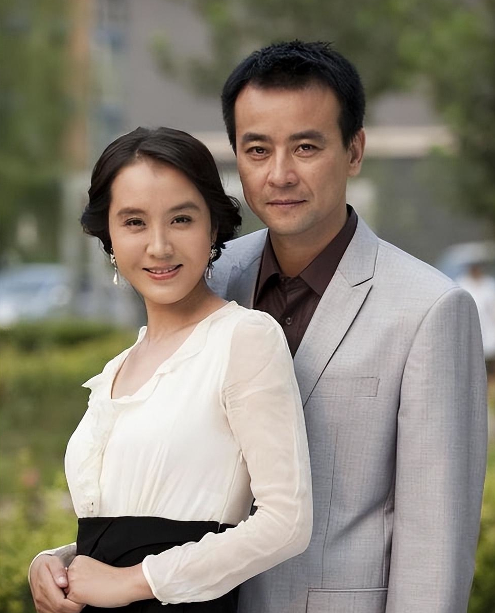 娶小23岁郝蕾,陪妻子抗家族病,如今终老来得子