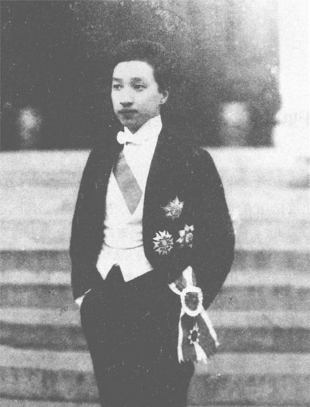 一夜豪赌输掉上海100栋房,纯银打造四字车牌,死前吃不上一口肉