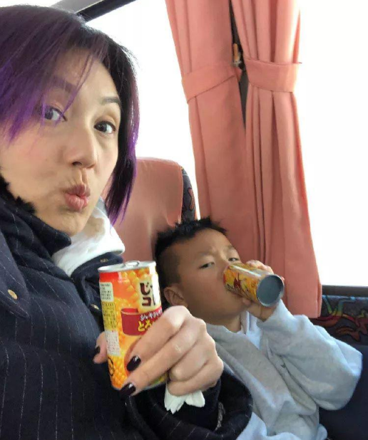 杨千嬅参加儿子毕业典礼,穿百元t恤接地气,素颜状态不如素人