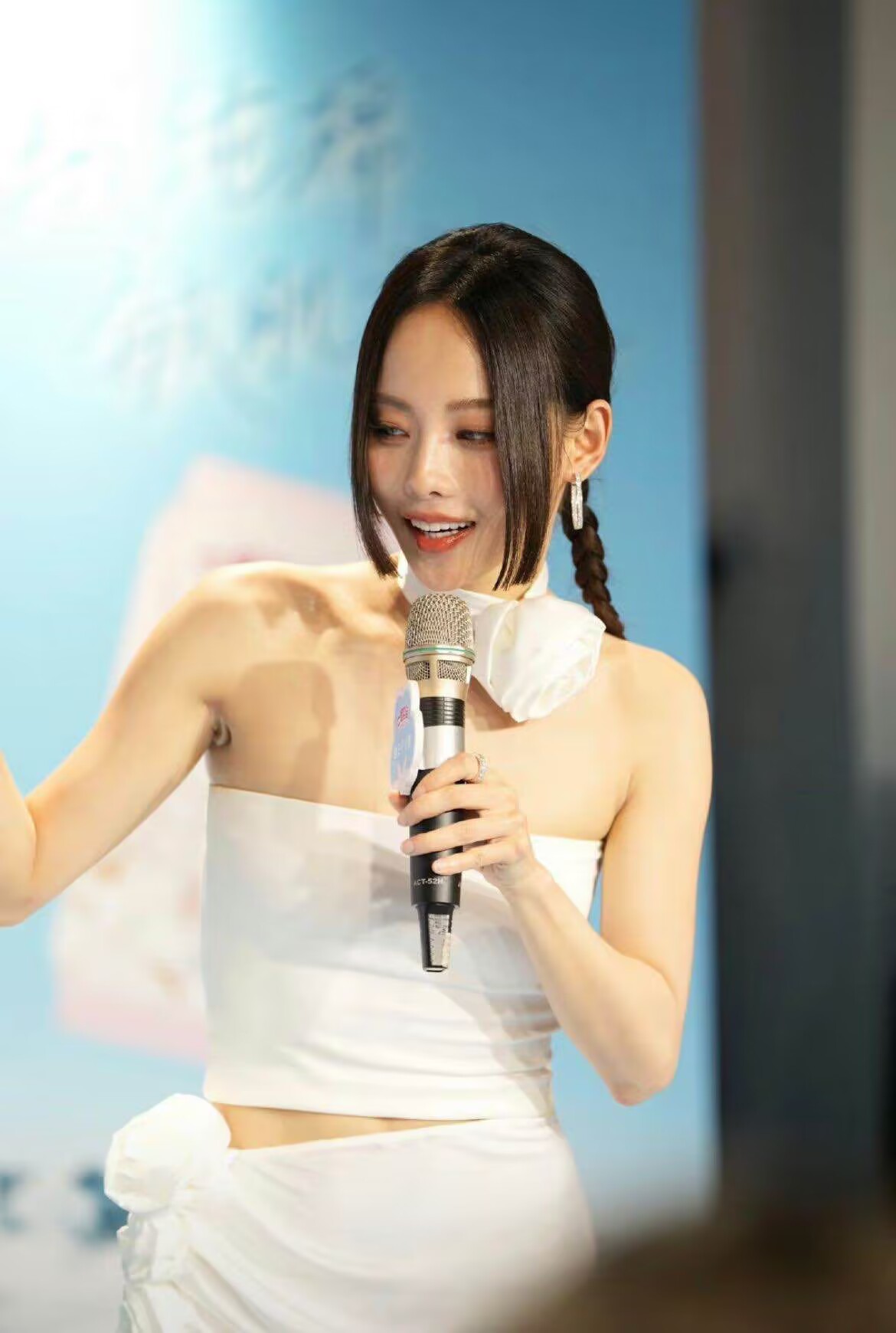 被张嘉倪的活动生图惊艳了,好想用这张脸"活一天"!