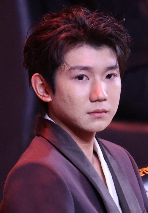 王源太实在了,图不p就放出来,脸上毛孔都看得一清二楚!