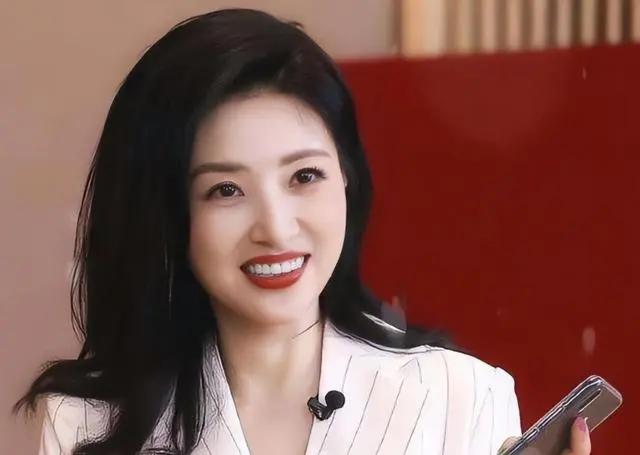 她是央视最美主持人,当红时离婚,最终找到真爱嫁大8岁百亿富豪