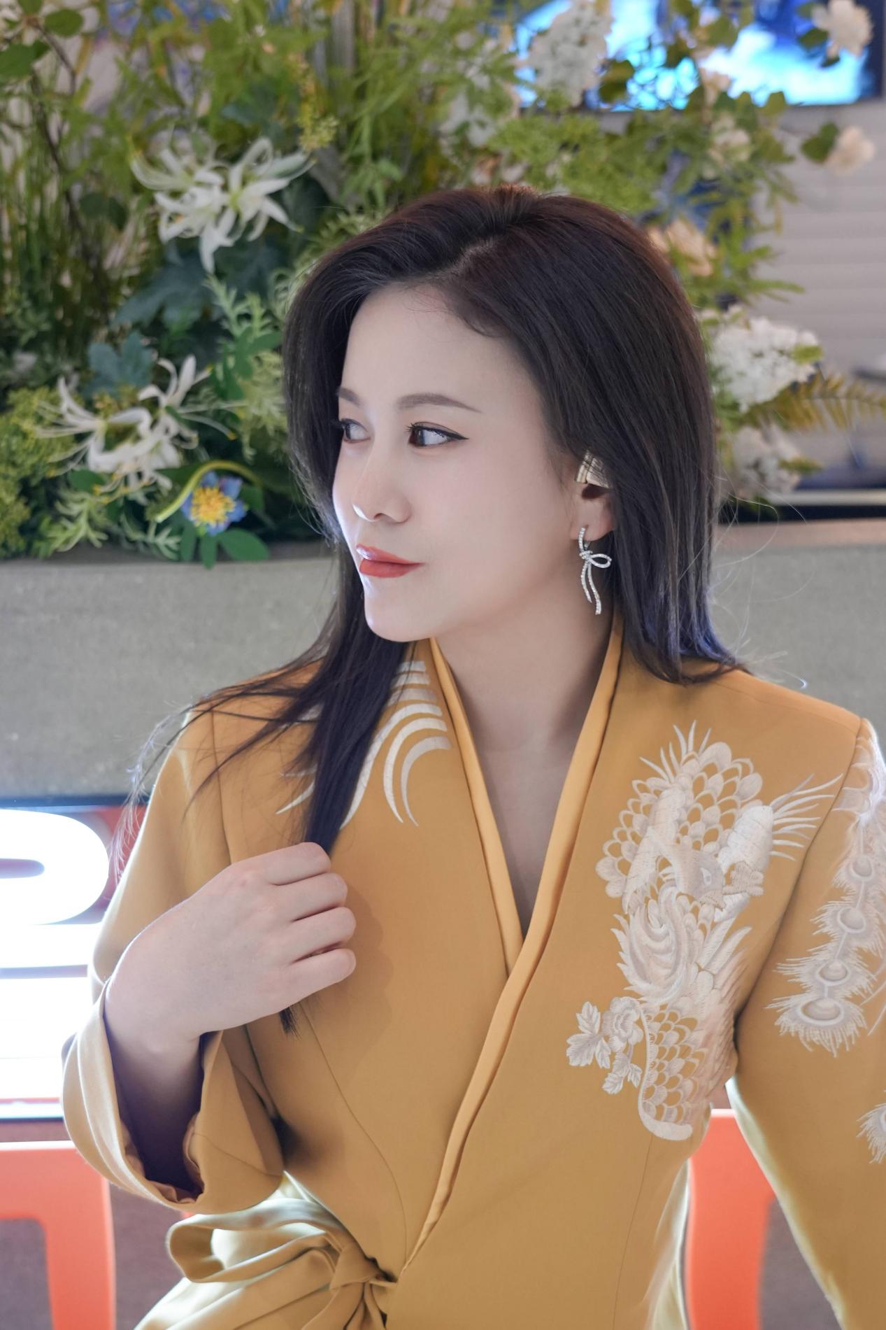 主持人刘美希国风大片曝光 中式服装引领新潮流