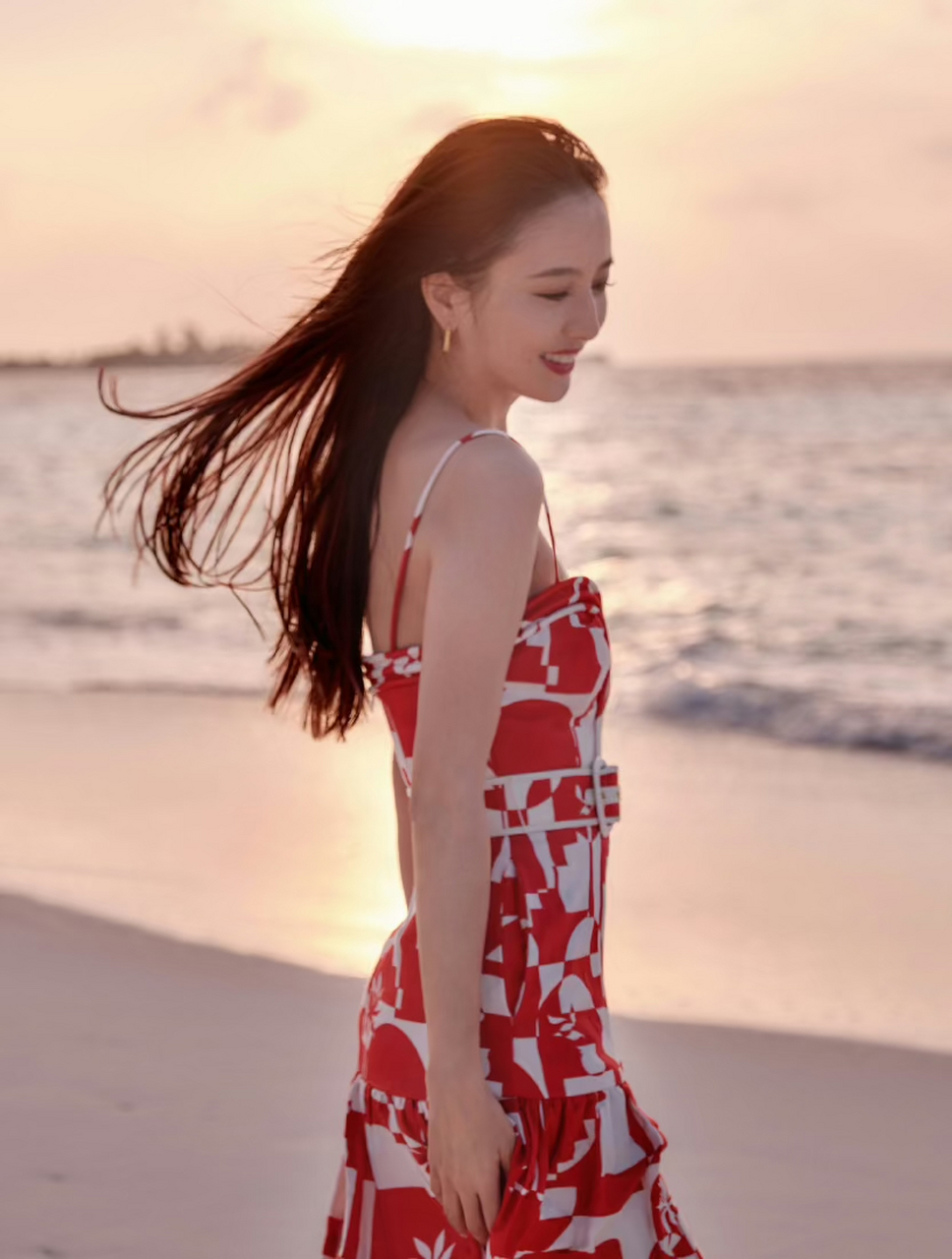 佟丽娅海边度假照片流出:美丽轻松的假期时光!