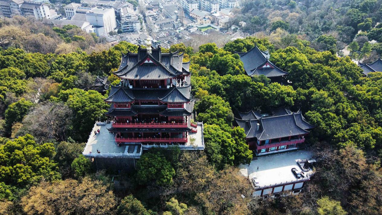 杭州吴山城隍阁,它屹立西湖畔已逾千年,见证了历代王朝兴衰