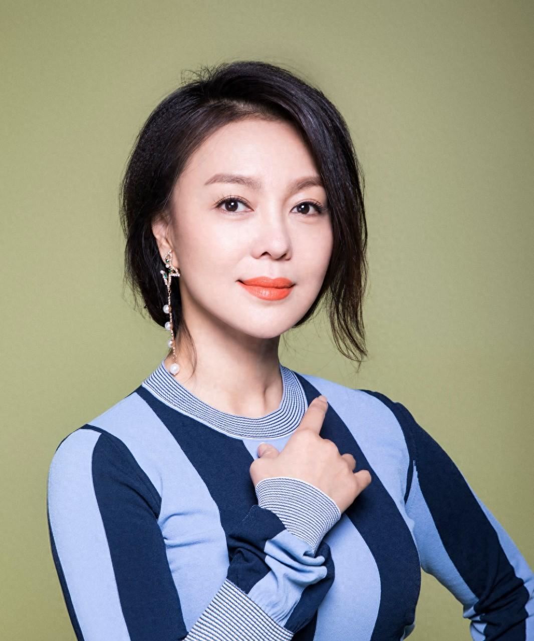 艺人荣蓉:离婚又再婚,与丈夫恩爱18年,两个女儿比她还美丽