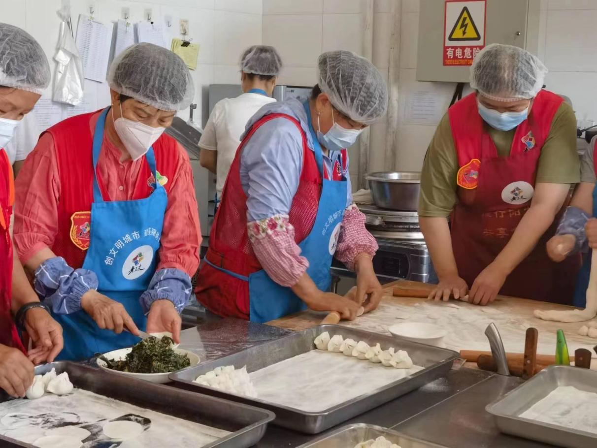 看看咱们"老工友"!东风街道羊二社区"老工友"助人自助服务队