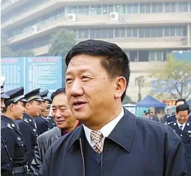 案例:"巨贪"书记王华元,敛财700多万,用权力抢他人女友