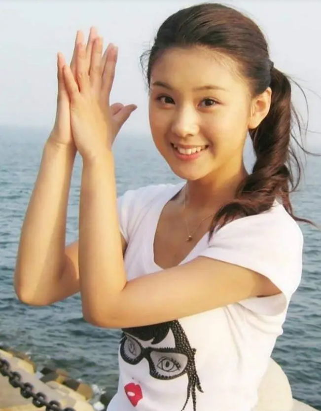 王雷夫妇大连冲浪,李小萌穿2800连体泳衣身材吸睛,二人对视超幸