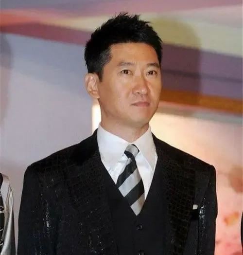 周杰:长相帅气戏也好,53岁依旧未婚,不缺女朋友