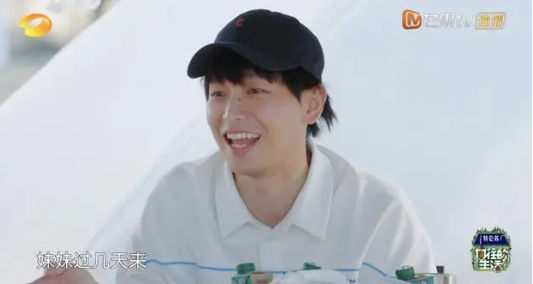 彭彭回归《向往》显局促!提张子枫不谈张艺兴,聊节目停办红眼眶