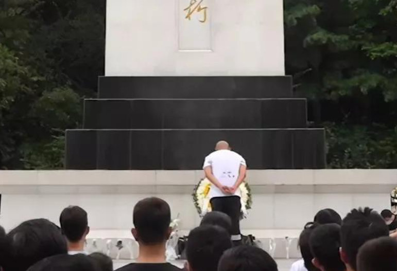 管虎与梁静茹离婚不官宣!小三气急逼宫,男方背手鞠躬先烈被骂惨