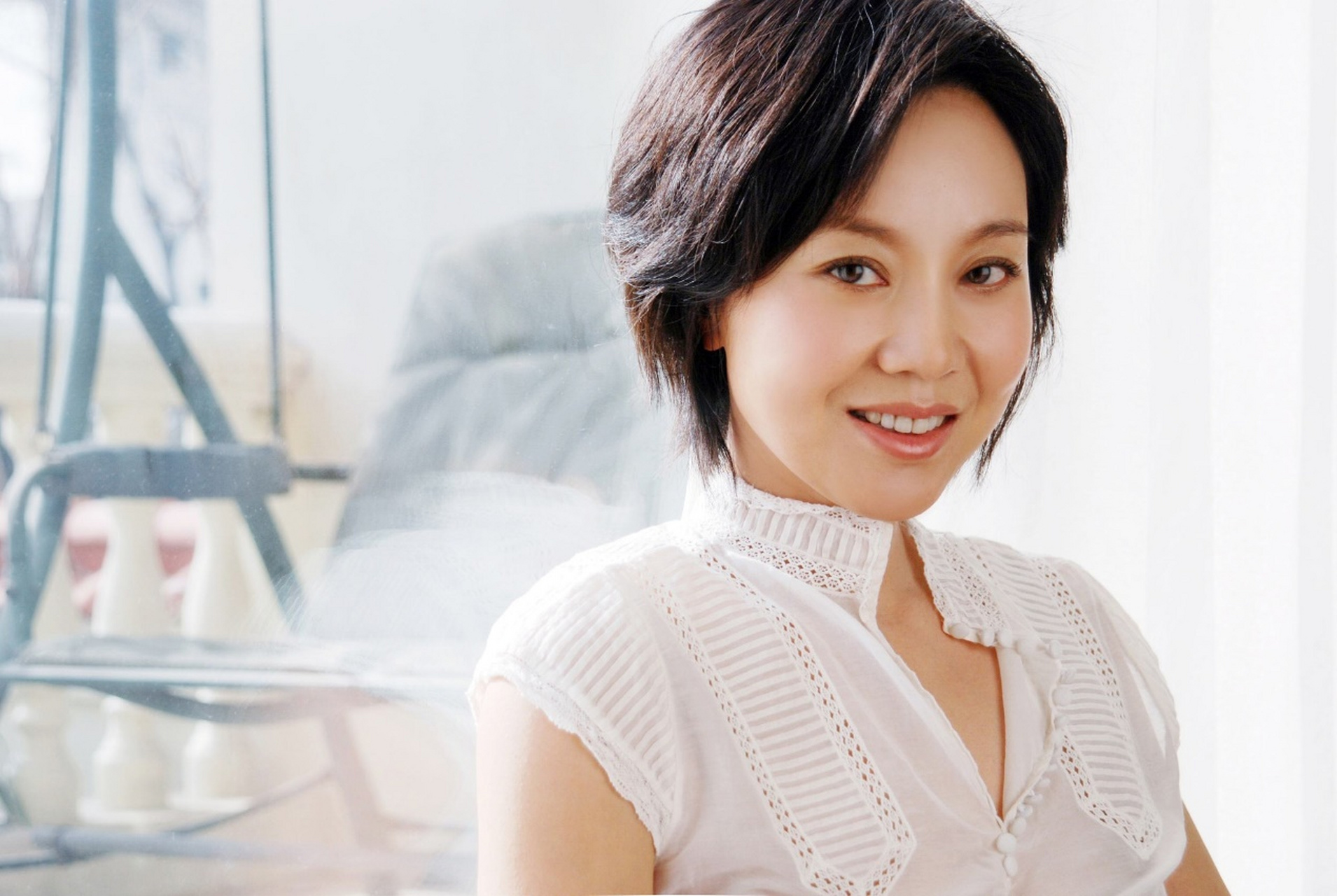 闫妮的人生故事是一部充满波折与辉煌的传奇.