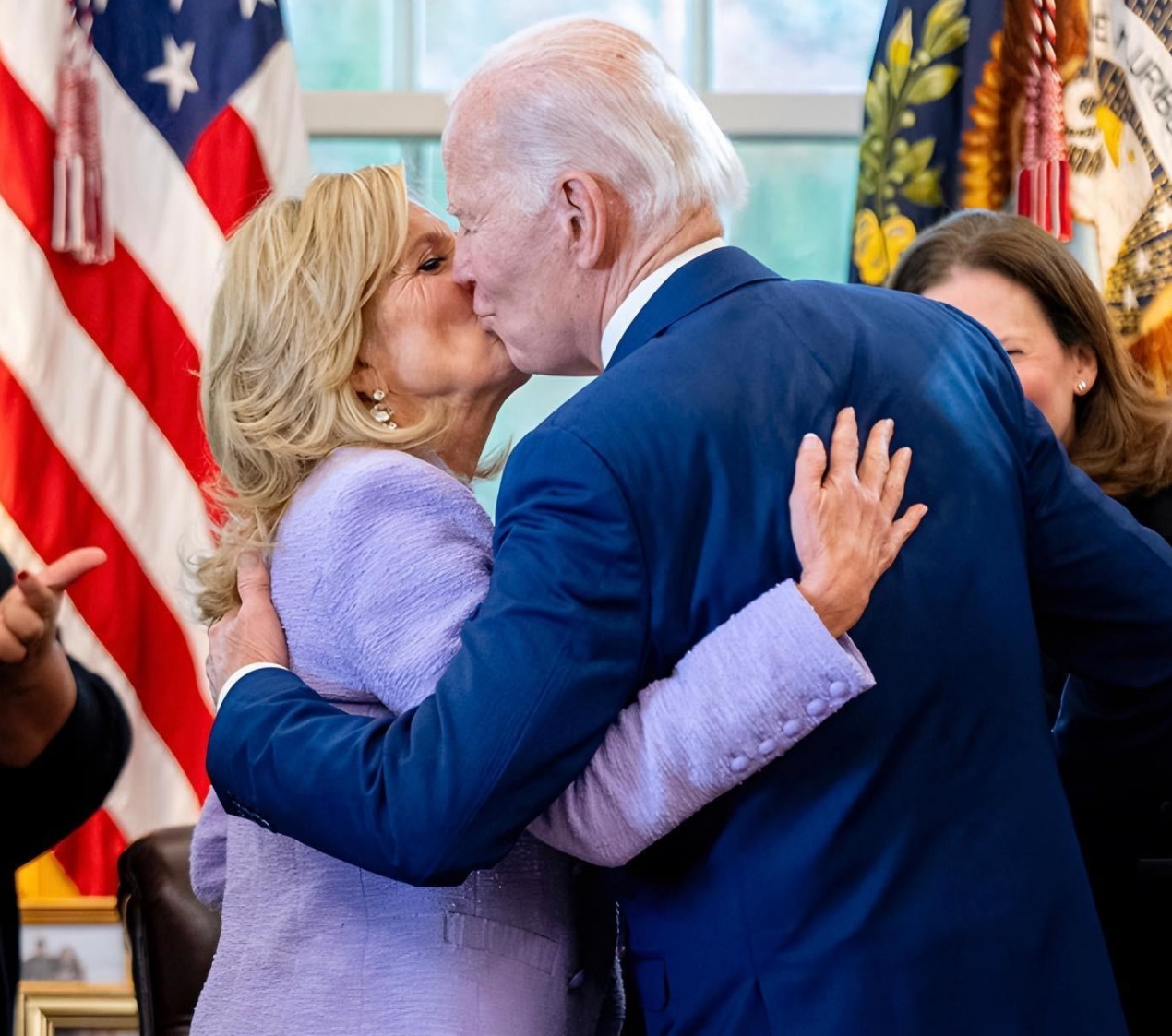 拜登和夫人在白宫当众亲吻!把人甜到了,第一夫人紫裙造型可真嫩