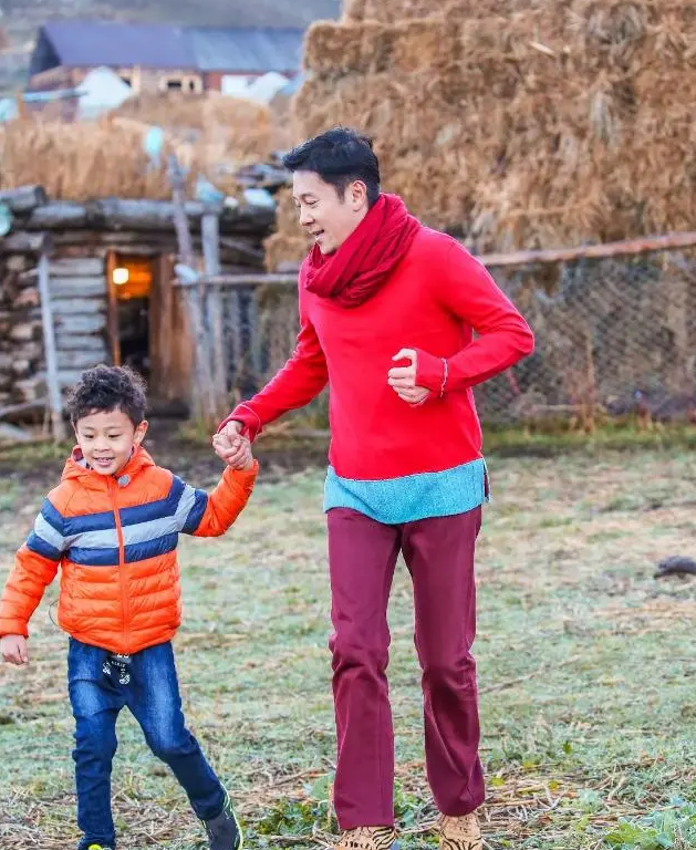 蔡国庆二胎儿子正面首曝光!父子三人共用一张脸,小儿子颜值最高