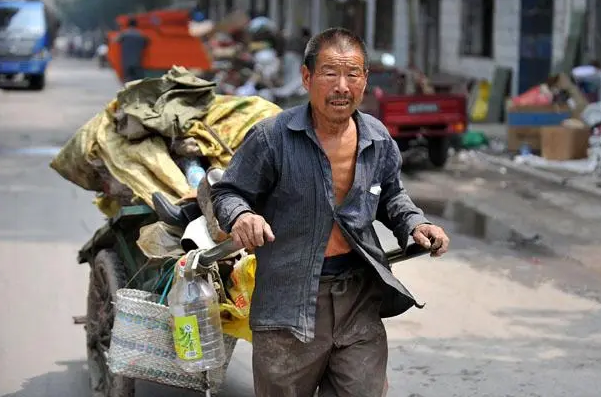 广东拾荒大爷去吃席,到场宾客皆变冷脸,大爷随礼一出打动众人