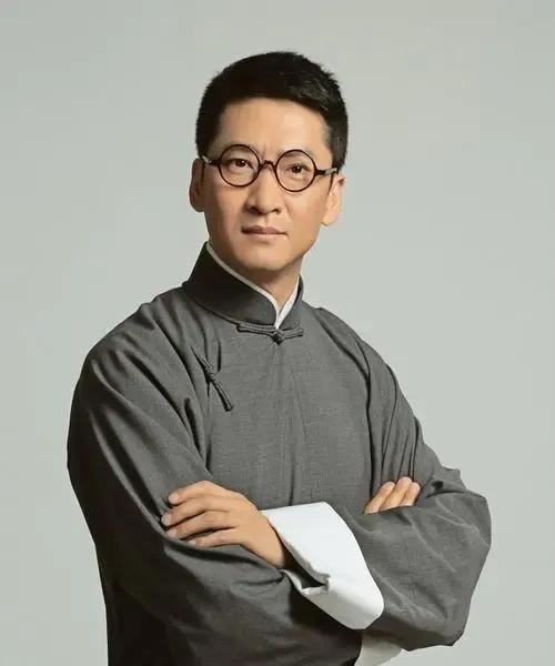 周杰:长相帅气戏也好,53岁依旧未婚,不缺女朋友