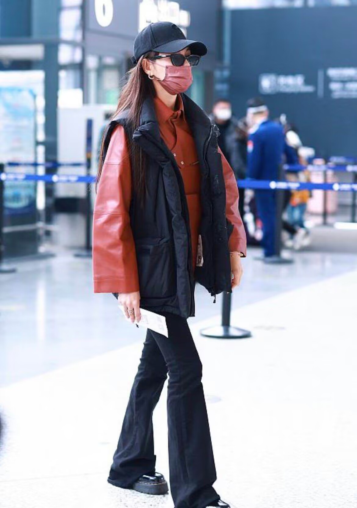 张雨绮瘦出新高度!马甲 皮衣叠穿减龄洋气,细腿又长又直