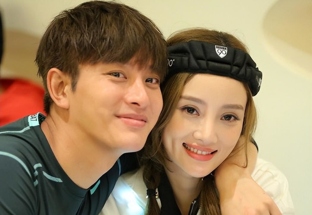 李小璐结婚纪念日发文思念前夫,贾乃亮回怼引爆热议!